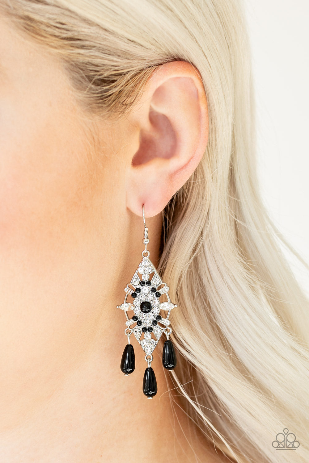 Paparazzi Earrings - Majestic Mood - Black