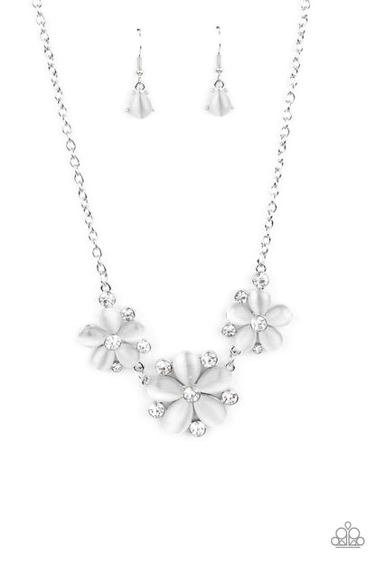 Paparazzi Necklace - Effortlessly Efflorescent - White