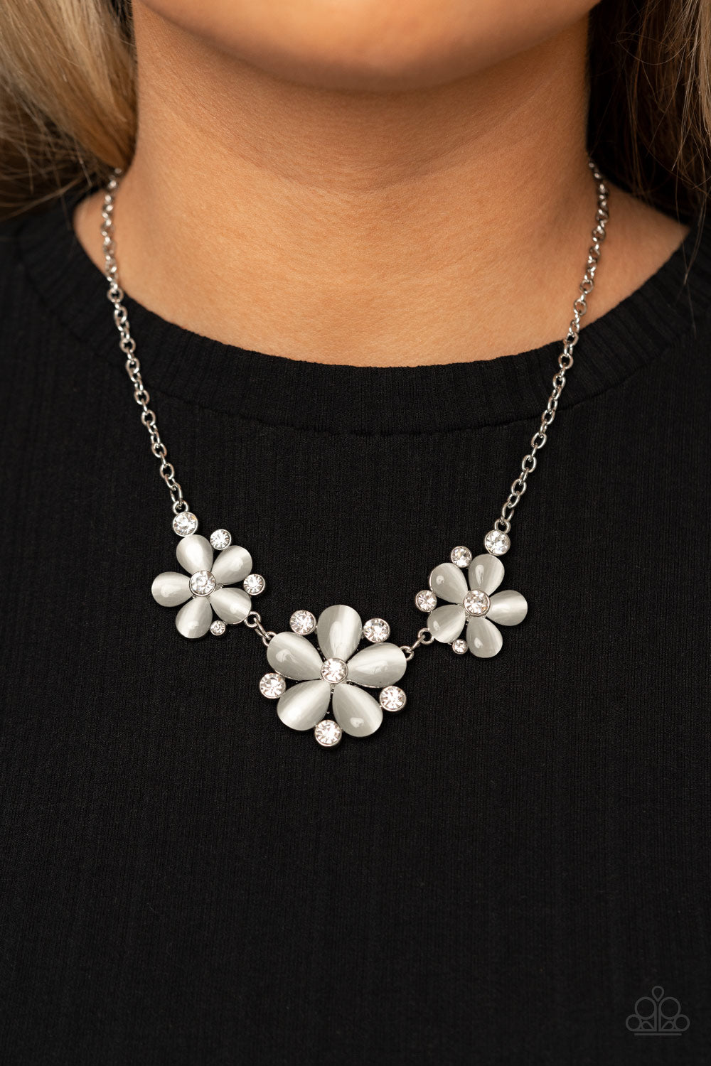 Paparazzi Necklace - Effortlessly Efflorescent - White