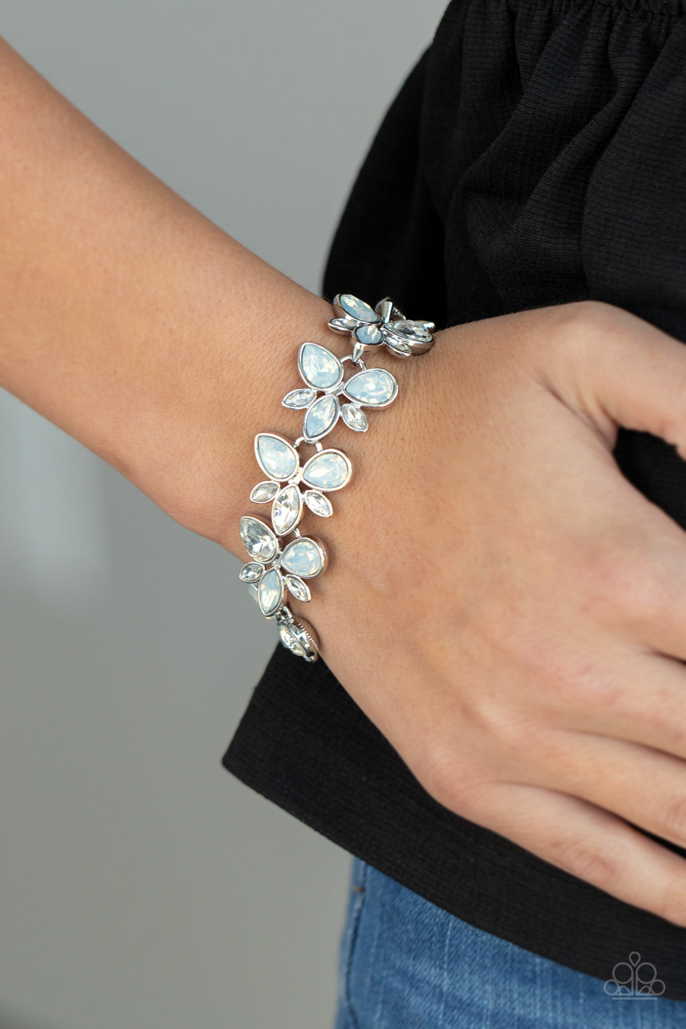 Paparazzi Bracelet - Ice Garden - White